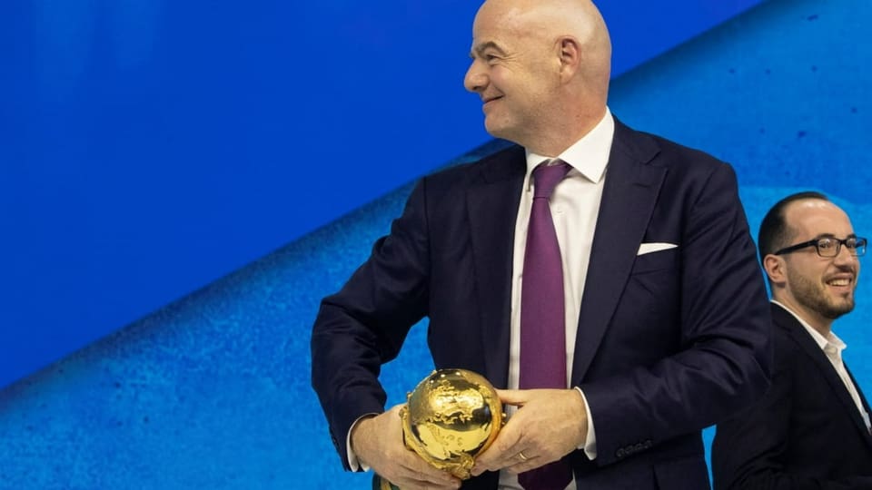 Fifa-Präsident Gianni Infantino mit dem WM-Pokal nach einer Podiumsdiskussion am WEF in Davos (23. Mai 2022). 