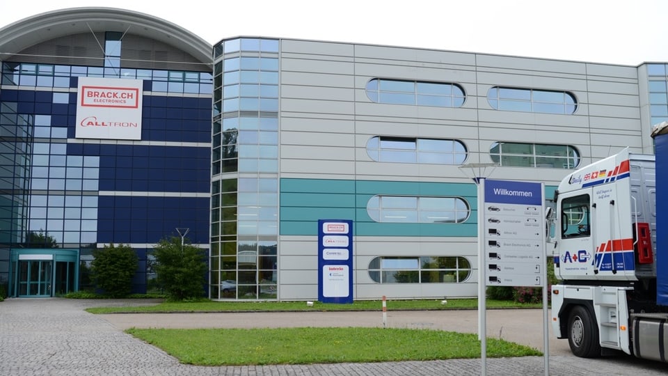 Im ehemaligen Lego-Gebäude in Willisau betreibt nun die Firma Competec für Brack die Logistik.