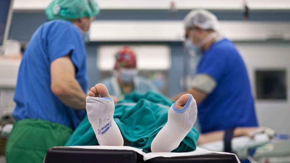 Symbolbild: Patient auf Bahre in Operationssaal