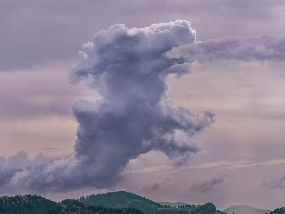 Dunkle Wolke, die an einen feuerspeienden Drachen erinnert. 