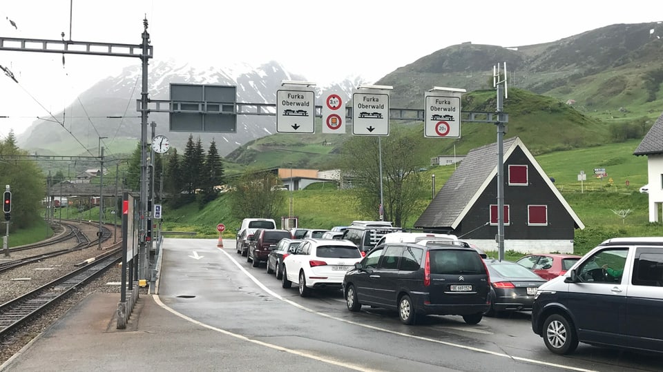Wartende Autos an der Furka-Verladestation mitten im Dorf Realp.