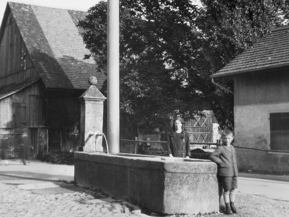 Kinder vor einem Brunnen