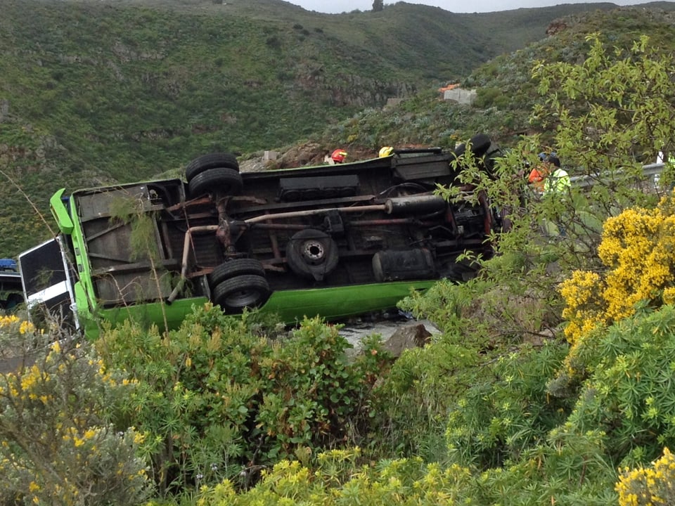Der verunfallte Bus auf der Strasse zwischen den Ortschaften La Pasadilla und Cazadora auf Cran Canaria. (rtvces)