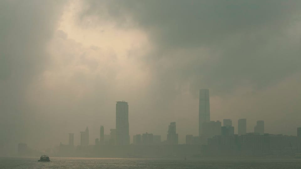 Die Skyline von Hongkong versinkt im Smog.