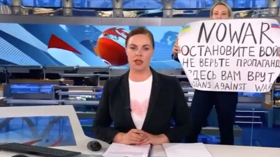 Russische Journalistin protestiert im russischen Staatsfernsehen gegen den Krieg