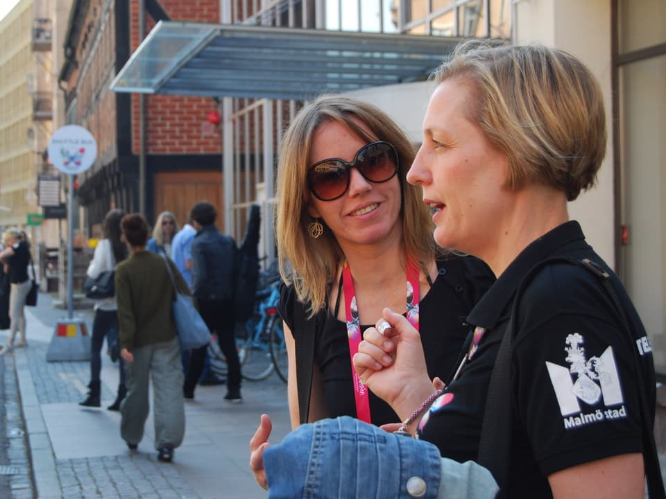 Musikredaktorin Sophie Gut und Frida Mebius Önnerfors stehen vor dem Hotel.