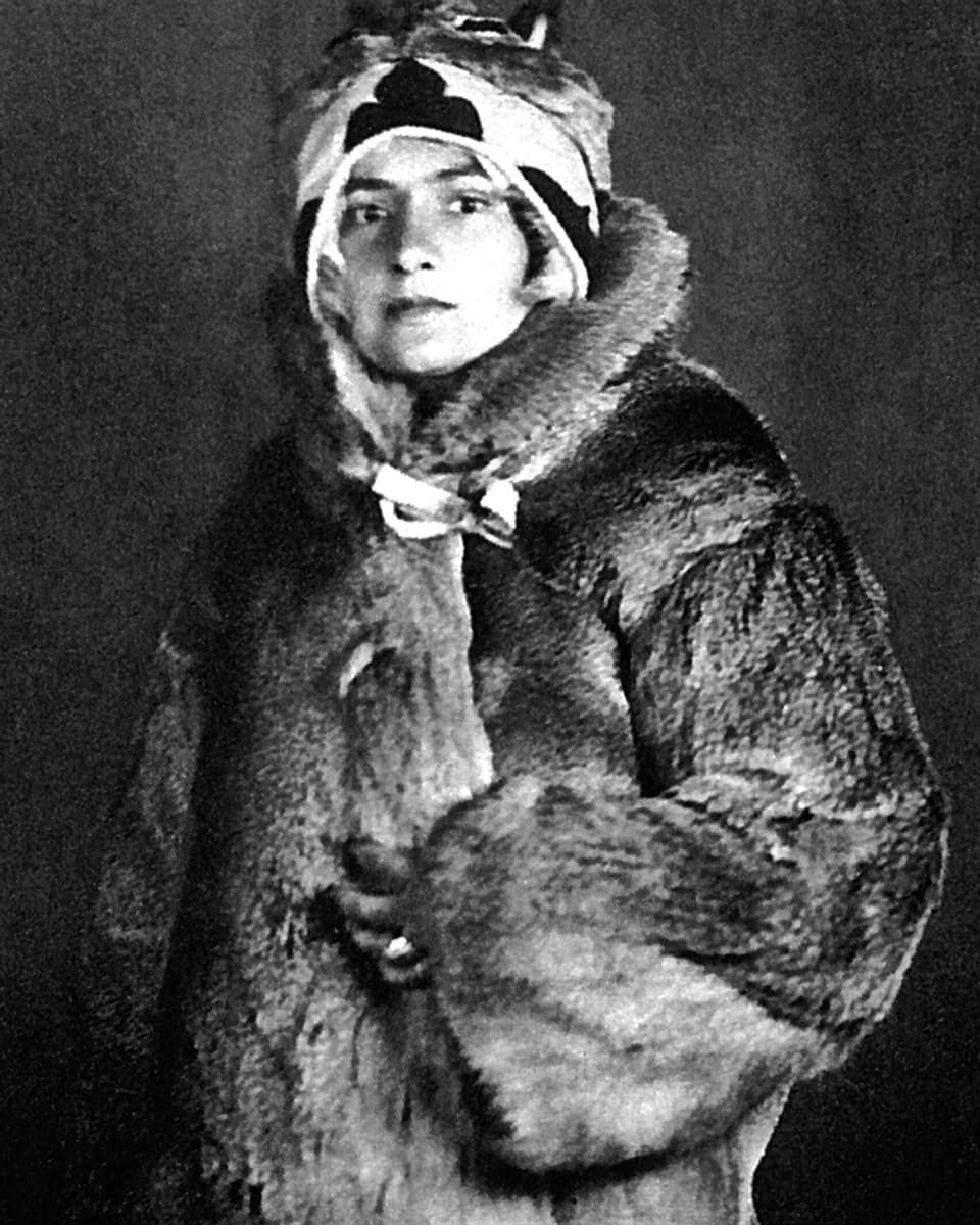 Altes Schwarzweissfoto: Eine junge Frau in einem dicken Pelzmantel.
