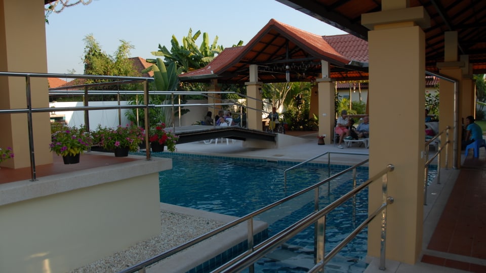 Fantastische Pool-Anlage des Alterszentrums in Chiang Mai. Alles ist rollstuhlgerecht gebaut worden.