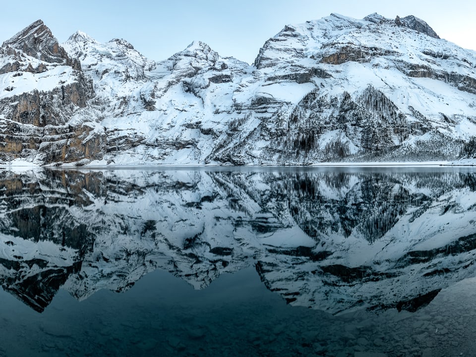 Schneeberge spiegeln sich im Wasser