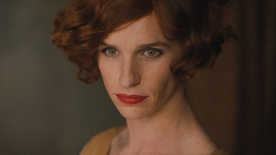 Schauspieler Eddie Redmayne als Trans-Frau Lili Elbe mit kurzem, roten, lockigen Haar und rotem Lippenstift