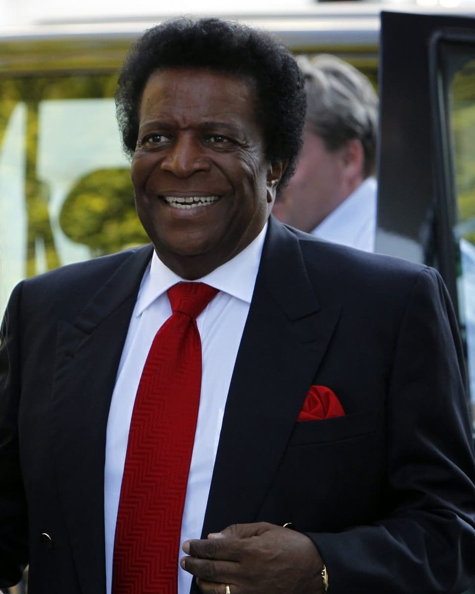 Roberto Blanco im Anzug mit roter Kravatte