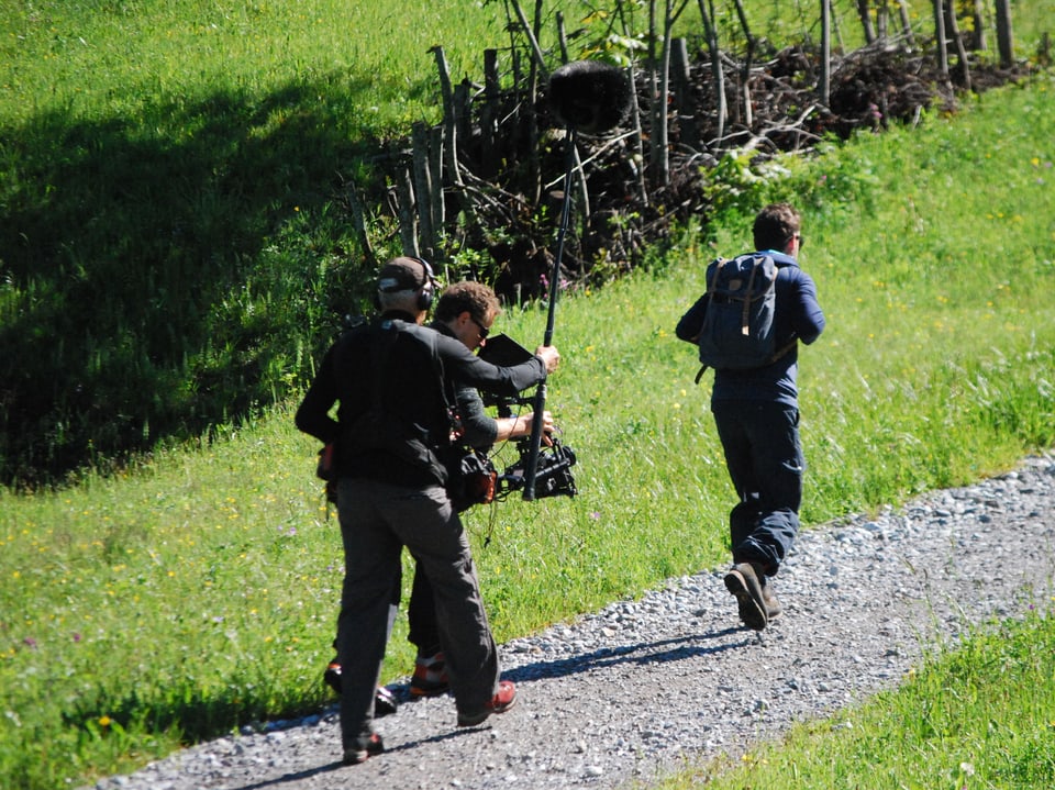 Kameramann und Tontechniker verfolgen Nik Hartmann auf Schritt und Tritt. 