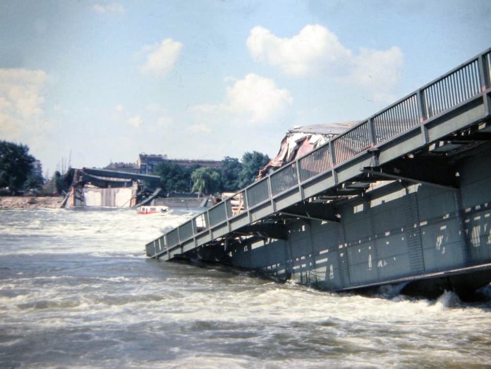 Die Überreste der eingestürzten Reichsbrücke in Wien im August 1976 in der Donau.