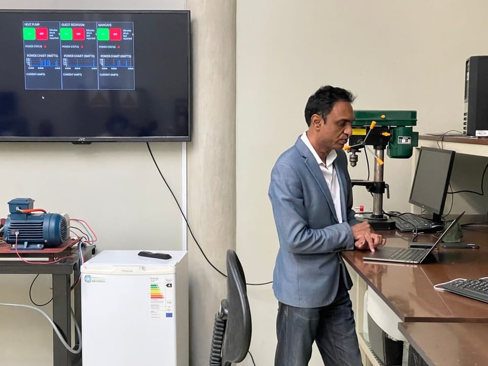 Projektleiter Raj Naidoo arbeitet in einem Raum an einem Computer.