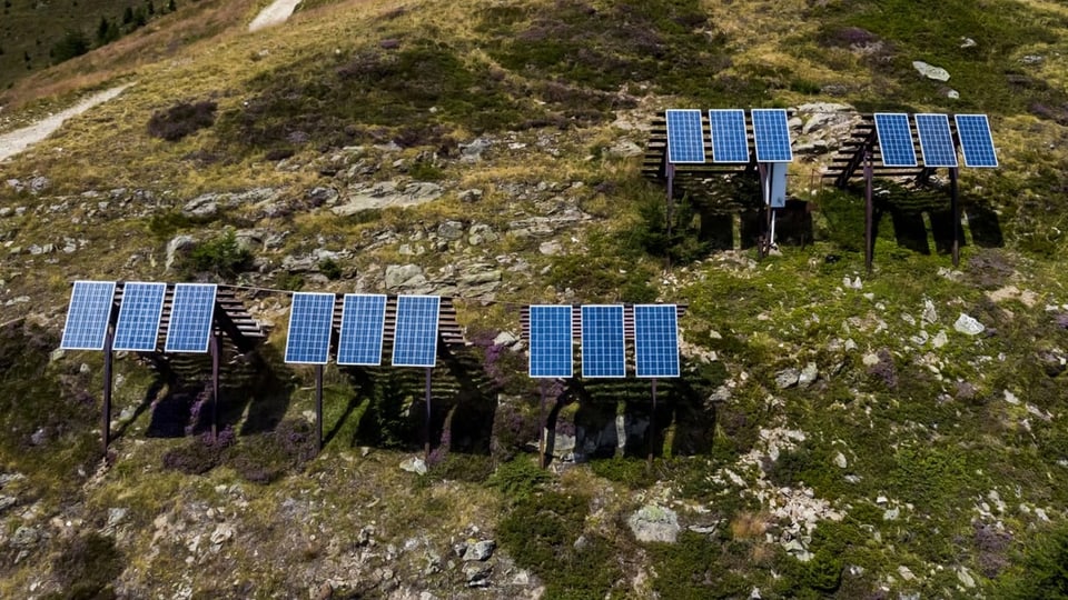 Solarpanels auf Lawinenverbauungen