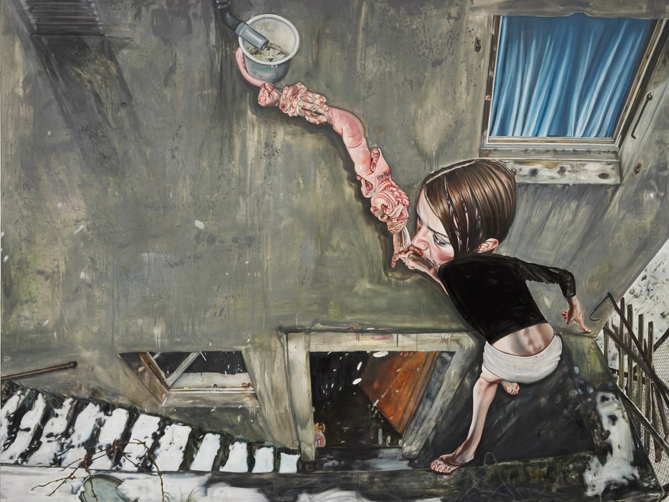 Ölgemälde: Kellereingang eines Hauses. Eine Frau hält mit einem verdehten und überlangen Arm einen Eimer unter ein Abflussrohr.
