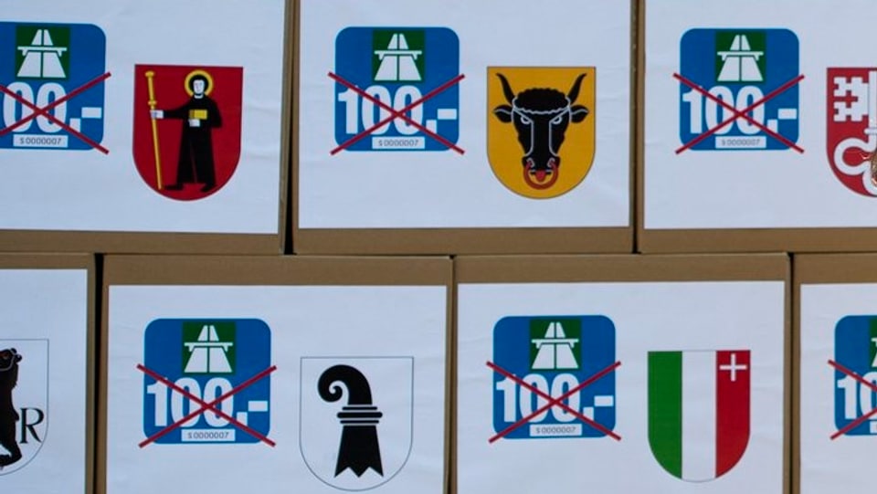 Kisten mit den gesammelten Unterschriftung gegen die 100-Franken-Vignette.