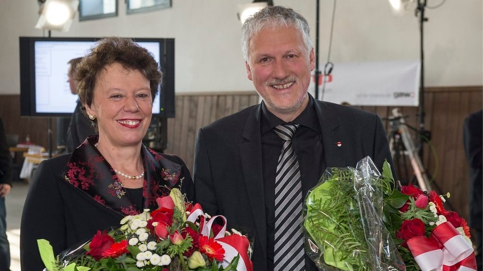 Esther Gassler und Peter Gomm mit Blumensträussen nach der Wahl am 3. März.