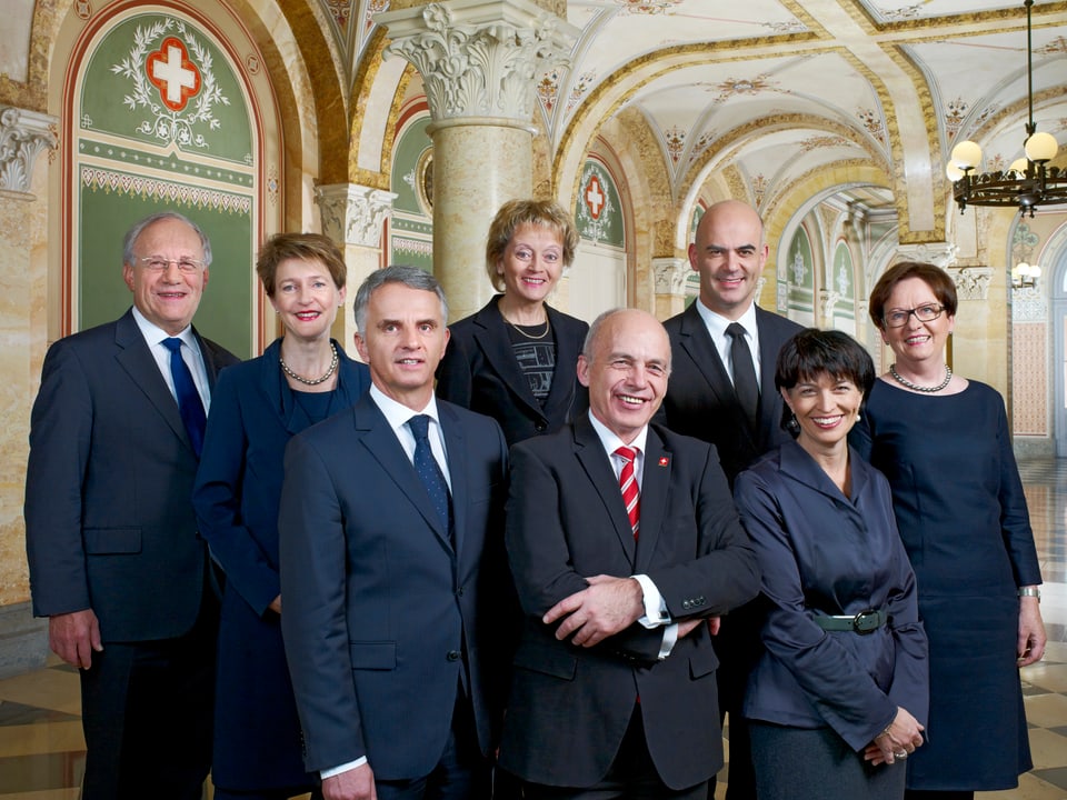 Bundesratsfoto 2013: Ein Gruppenbild vor zeitlos klassischem Hintergrund.