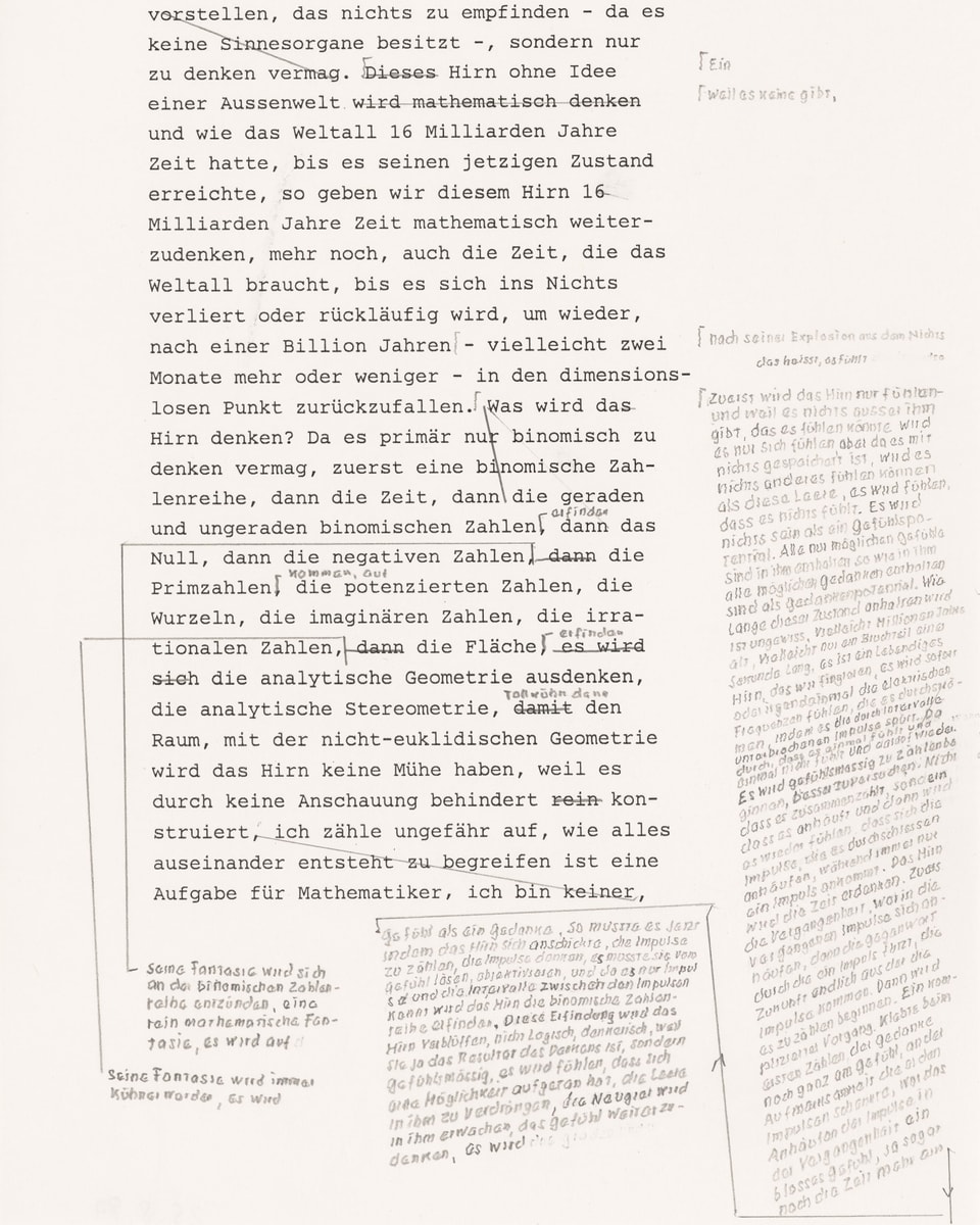 Papier mit Schreibmaschinenschrift, daneben handgeschriebene Notizen