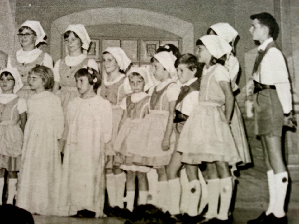 Verkleidete Kinder bei einer Aufführung.