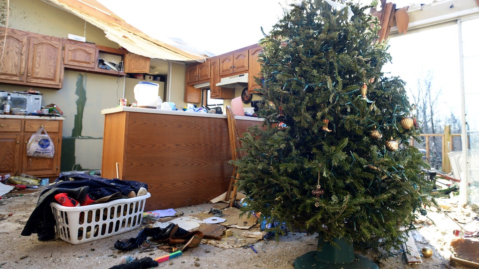 Weihnachtsbaum in einem zerstörten Haus