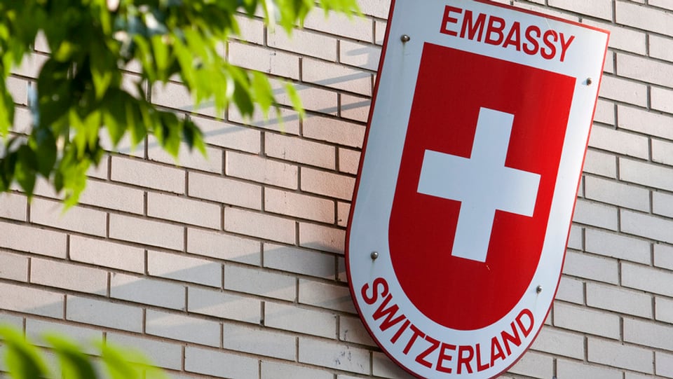 Schild der Schweizer Botschaft an einer Mauer