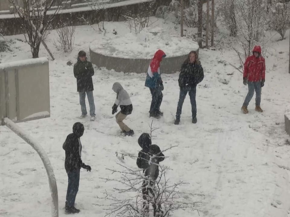 Menschen in Schnee.