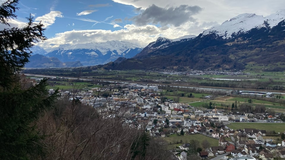 Blick von Vaduz ins St. Galler Rheintal.