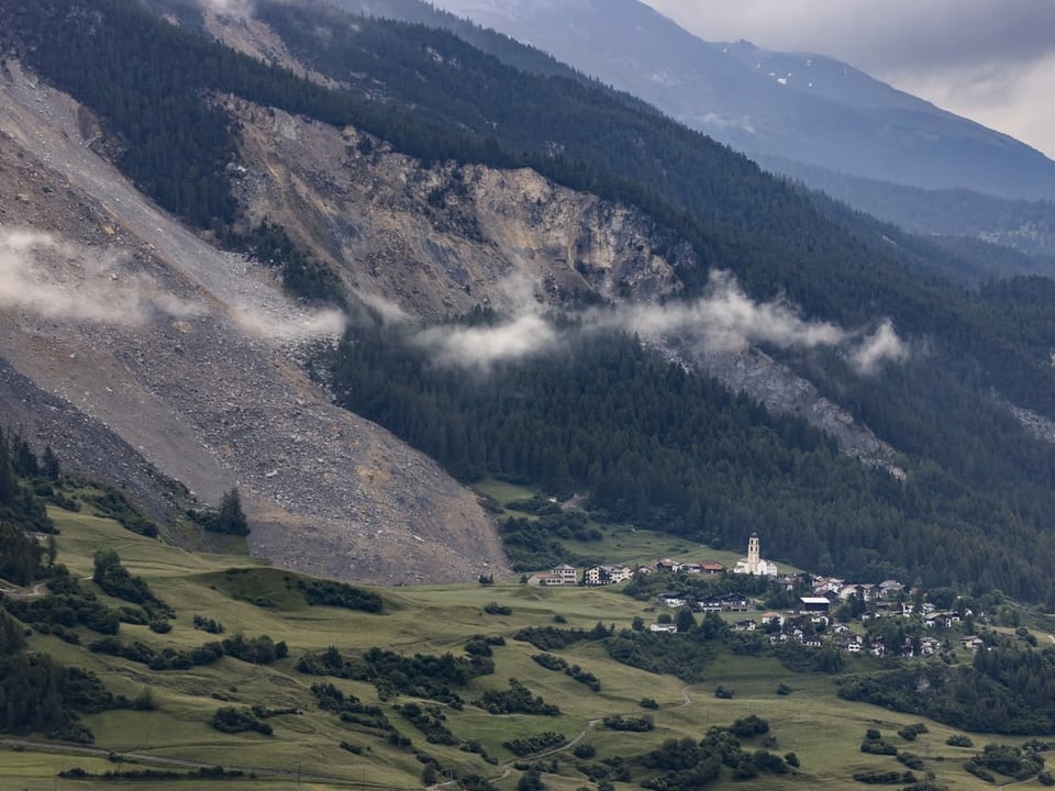 Der Schuttkegel bei Brienz (GR)  am Morgen nach dem Rutsch. (16.6.23)