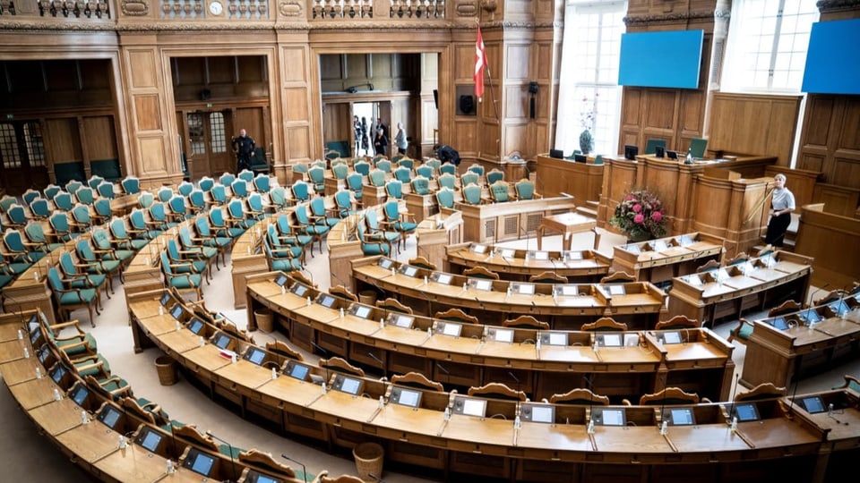 Totale auf einen leeren Parlamentssaal. 