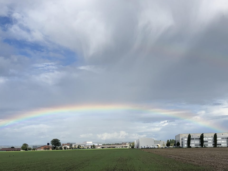 Regenbogen über dem Flugplatz Emmen.