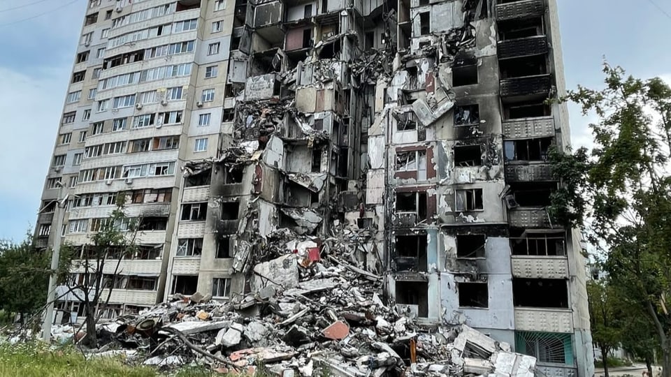 Ein zerstörter Wohnblick in Saltivka.