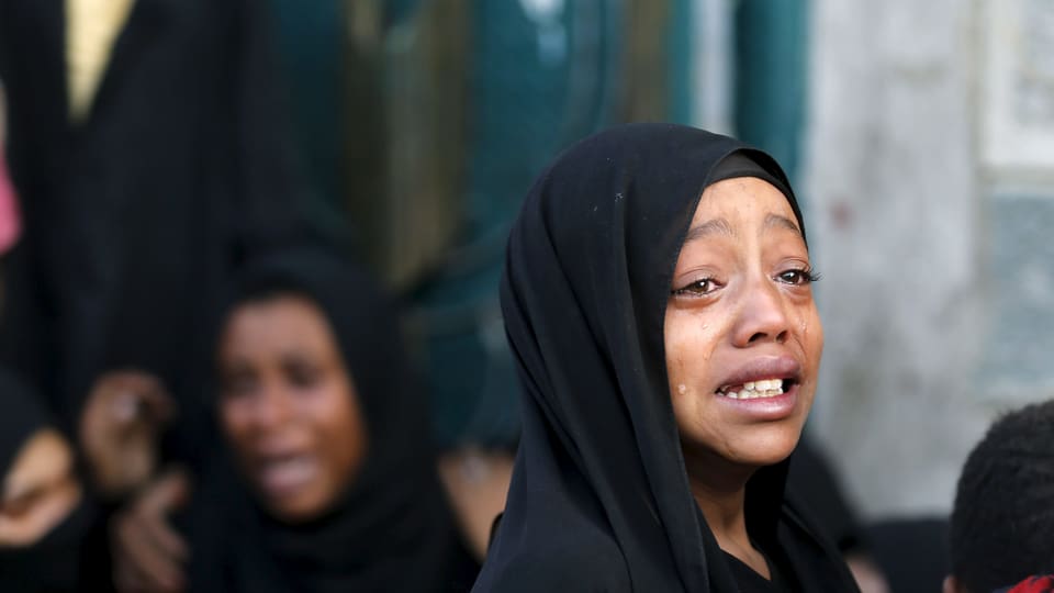 Mädchen in Jemen weint