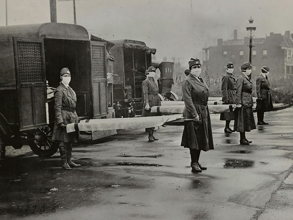 Krankenschwestern mit Bahren während der Spanischen Grippe 1918 in St. Louis (Missouri)