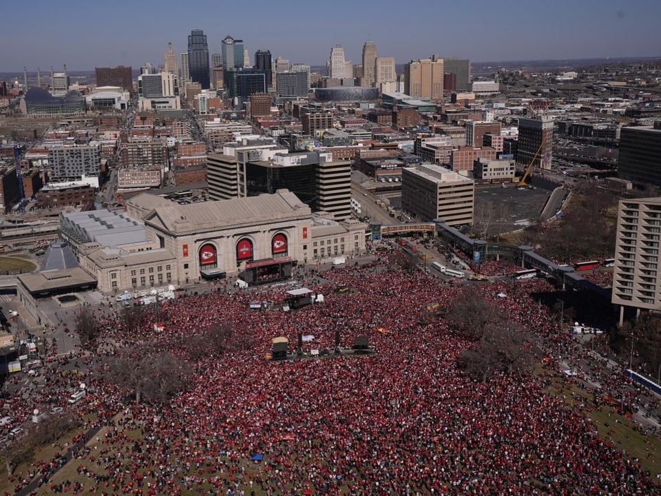 Blick aus der Luft auf einen Platz mit Zehntausenden Fans, die an der Feier der Kansas City Chiefs teilnahmen.