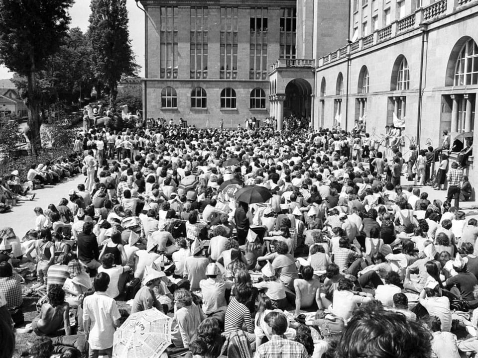 Menschenmenge versammelt sich vor einem  Gebäude zur Veranstaltung.