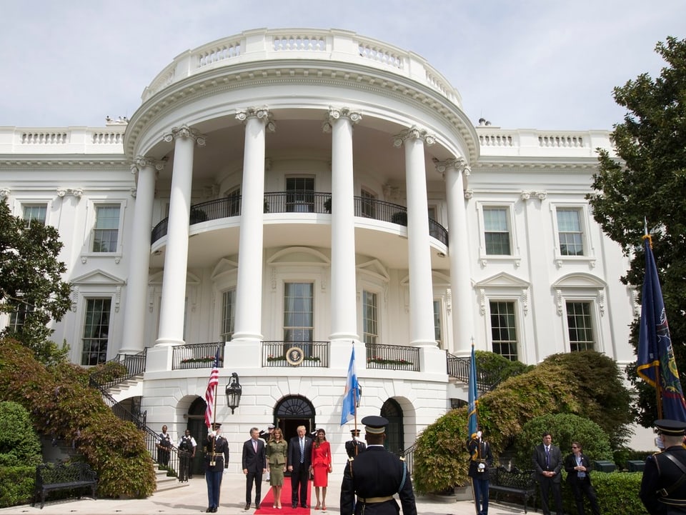 Das Ehepaar Trump und das argentinische Präsidentenpaar stehen vor dem Weissen Haus.