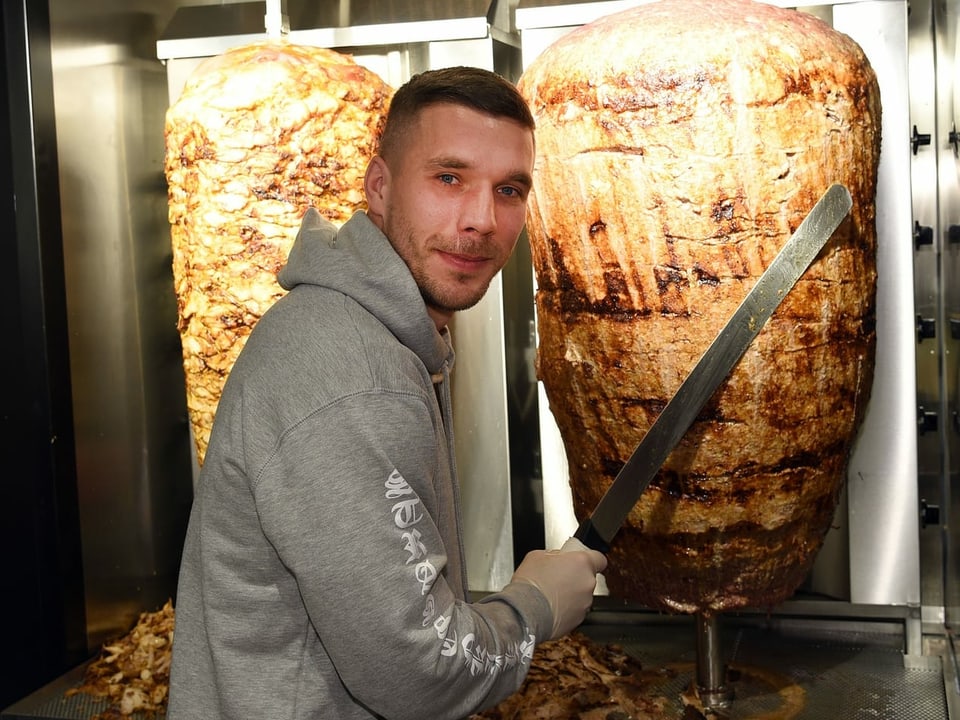 Lukas Podolski am Dönerspiess.
