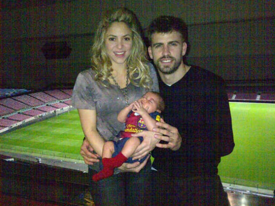 Sängerin Shakira und «FC Barcelona»-Star Gerard Piqué mit Sohn Milan im Stadion.