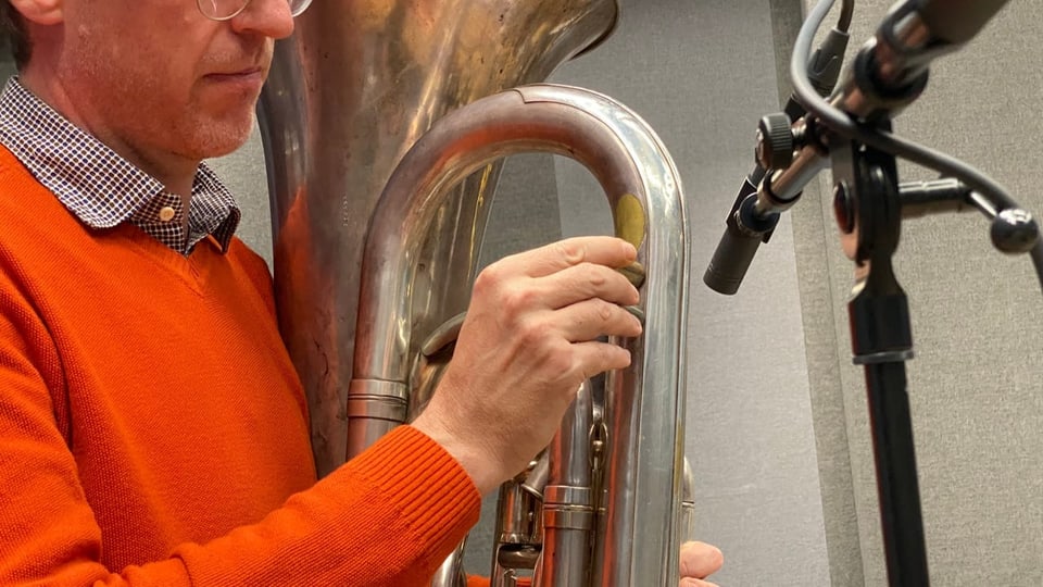 Musiker hält eine Tuba in der Hand