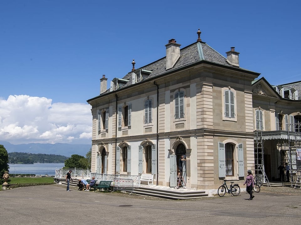 Die Villa aus dem 18. Jahrhundert liegt auf einem Park über dem Genfersee. 