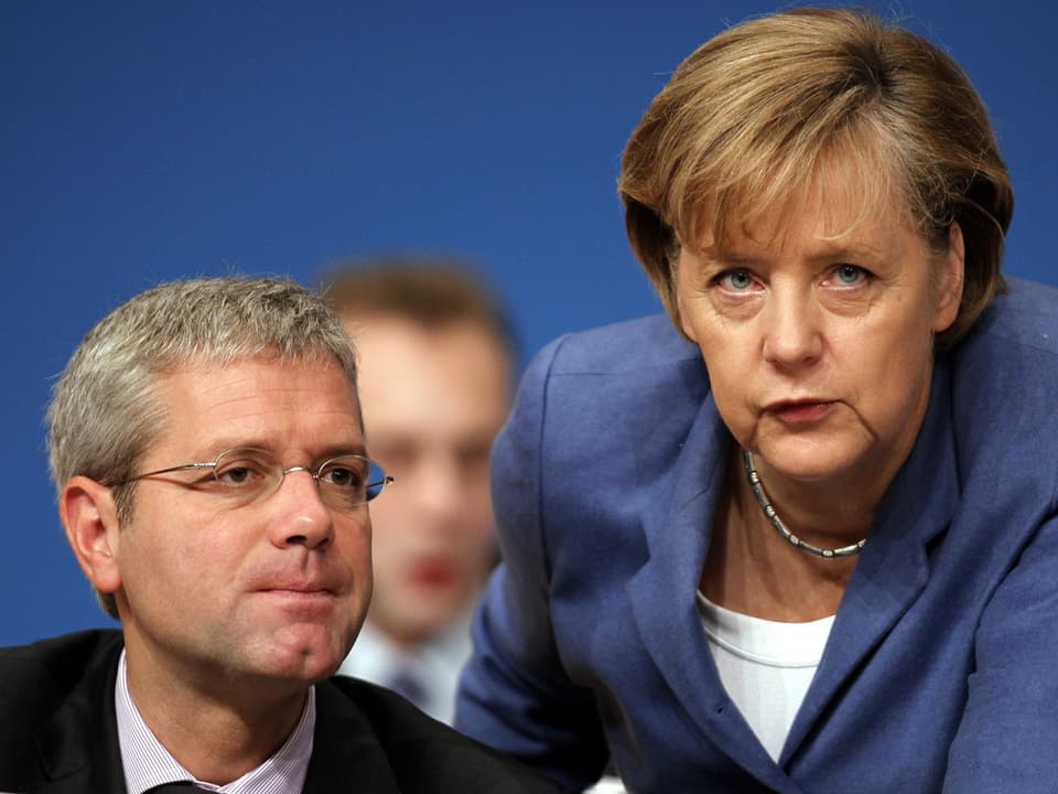 Norbert Röttgen und Angela Merkel im Gespräch.