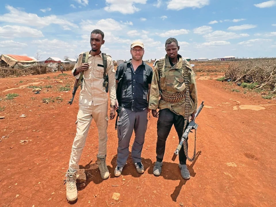 Afrika-Korrespondent Samuel Burri mit zwei bewaffneten Begleitern
