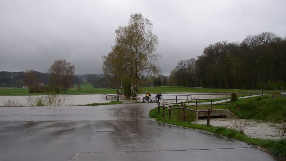 Mit Wasser gefülltes Rückhaltebecken in Rickenbach.