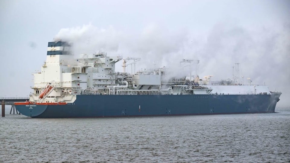 Das Spezialschiff «Höegh Esperanza», worauf die Umwandlung von flüssigem zu gasförmigem Gas durchgeführt wird.