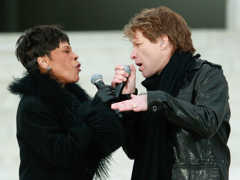 Bettye LaVette singt neben Jon Bon Jovi.