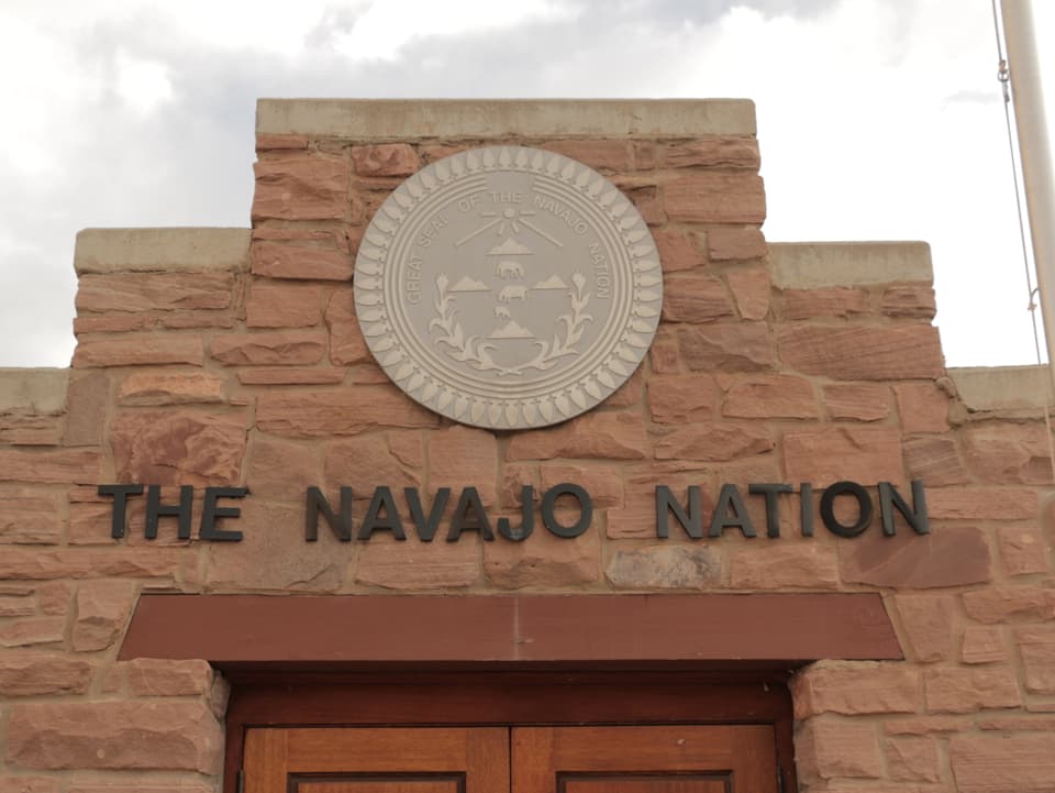 Ein Steingebäude, über dem Eingang steht 'The Navajo Nation' geschrieben.