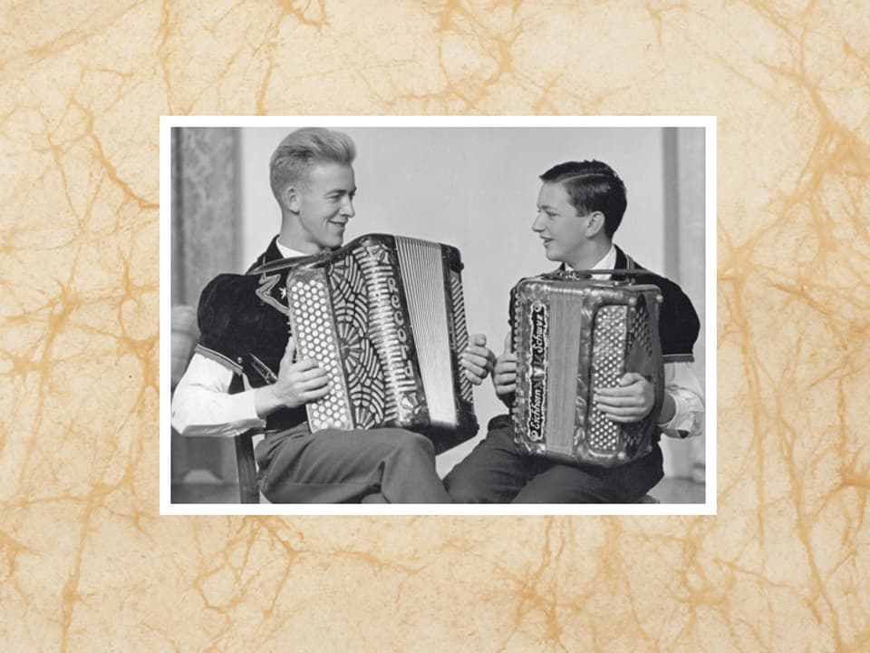 Zwei junge Akkordeonisten.