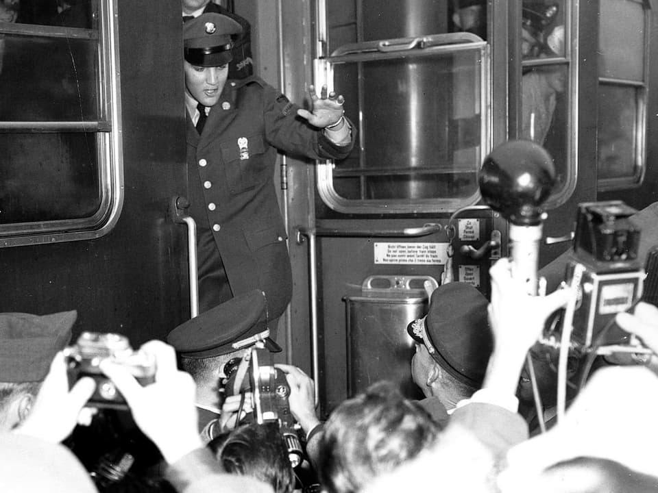 Elvis steigt aus einem Zug
